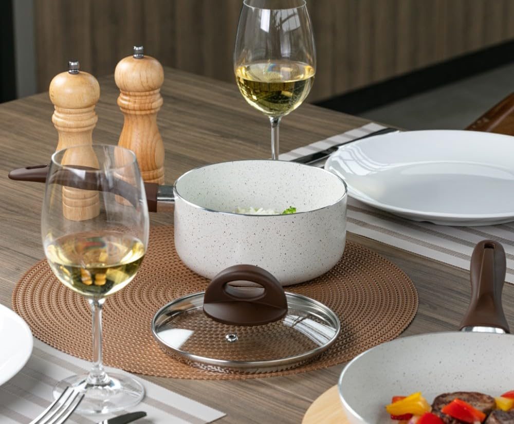 Panela Brinox Ceramic Life Vanilla em preparo na mesa